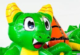 Springkussen in draak thema met glijbaan, leuke objecten op het springvlak en opvallende 3D objecten bestellen voor kinderen.  Koop opblaasbare springkussens online bij JB Inflatables Nederland