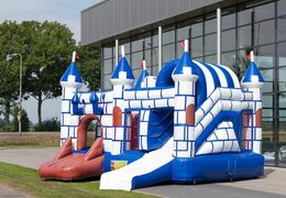 Koop middelmatig opblaasbare multiplay springkussen in blauw wit kasteel thema met glijbaan voor kinderen. Bestel opblaasbare springkussens online bij JB Inflatables Nederland