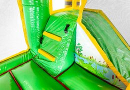Multiplay L Jungleworld springkasteel met een glijbaan bestellen voor kinderen. Koop opblaasbare springkastelen online bij JB Inflatables Nederland