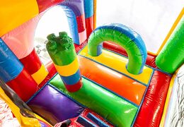 Springkussen in thema superblocks met een glijbaan kopen voor kinderen. Bestel opblaasbare springkussens online bij JB Inflatables Nederland