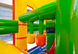 Multiplay leeuw luchtkussen met een glijbaan, pilaren op het springvlak en opvallende 3D objecten bestellen voor kinderen. Bestel opblaasbare luchtkussens online bij JB Inflatables Nederland