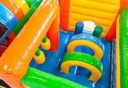 Middelmatig opblaasbare springkussen in feest thema met glijbaan kopen voor kinderen. Bestel opblaasbare springkussens online bij JB Inflatables Nederland