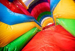 Multiplay lego luchtkussen met een glijbaan, leuke objecten op het springvlak en opvallende 3D objecten kopen voor kids. Bestel opblaasbare luchtkussens online bij JB Inflatables Nederland