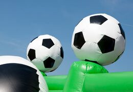 Springkussen in voetbal thema met glijbaan, leuke objecten op het springvlak en opvallende 3D objecten bestellen voor kinderen.  Koop opblaasbare springkussens online bij JB Inflatables Nederland