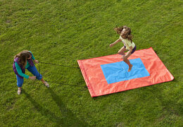 Rood blauwe springtapijt voor zowel oud als jong kopen. Bestel springkussens online bij JB Inflatables Nederland