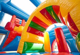 Multiplay shark luchtkussen met een glijbaan, pilaren op het springvlak en opvallende 3D object bestellen voor kinderen. Bestel opblaasbare luchtkussens online bij JB Inflatables Nederland