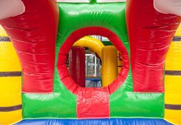 Koop middelmatig opblaasbare multiplay springkussen in krokodil thema met glijbaan voor kinderen. Bestel opblaasbare springkussens online bij JB Inflatables Nederland