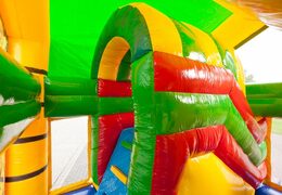 Springkussen in thema krokodil met een glijbaan kopen voor kinderen. Bestel opblaasbare springkussens online bij JB Inflatables Nederland