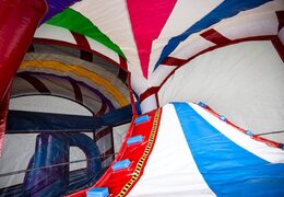Overdekt opblaasbaar multiplay springkasteel met glijbaan kopen in candyland thema voor kids. Bestel opblaasbare springkastelen online bij JB Inflatables Nederland