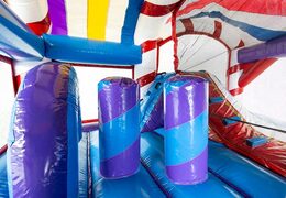 Opblaasbaar overdekt multiplay springkussen met glijbaan bestellen in thema candyland voor kids. Koop opblaasbare springkussens online bij JB Inflatables Nederland