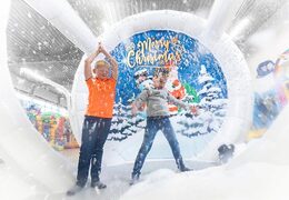 Koop een luchtdichte opblaasbare XL snowglobe voor zowel jong als oud. Bestel opblaasbare winterattracties nu online bij JB Inflatables Nederland 