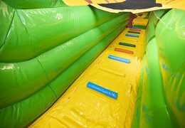 Giraffe slide super met de vrolijke kleuren, 3D-objecten en leuke print bestellen. Koop opblaasbare glijbanen nu online bij JB Inflatables Nederland