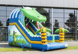 Krokodil slide met de vrolijke kleuren en leuke print op de achterwand kopen. Bestel opblaasbare glijbanen nu online bij JB Inflatables Nederland