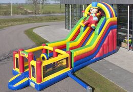 Multifunctionele opblaasbare glijbaan in clown thema met een plonsbad, indrukwekkend 3D object, frisse kleuren en de 3D obstakels voor kinderen bestellen. Koop opblaasbare glijbanen nu online bij JB Inflatables Nederland