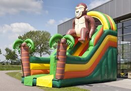 Grote opblaasbare multifunctionele glijbaan in gorilla thema met een plonsbad, indrukwekkend 3D object, frisse kleuren en de 3D obstakels kopen voor kinderen. Bestel opblaasbare glijbanen nu online bij JB Inflatables Nederland