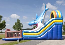 Multifunctionele opblaasbare glijbaan in haai thema met een plonsbad, indrukwekkend 3D object, frisse kleuren en de 3D obstakels voor kinderen bestellen. Koop opblaasbare glijbanen nu online bij JB Inflatables Nederland
