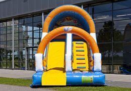 Spectaculaire opblaasbare glijbaan in thema oceanworld met vrolijke kleuren bestellen voor kinderen. Koop opblaasbare glijbanen nu online bij JB Inflatables Nederland