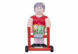 Opblaasbare Sarah pop oud met rollator in de tuin blikvanger kopen voor 50 verjaardag feest jubileum bij JB Inflatables