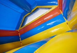 Opblaasbaar springkussen met glijbaan in caribbean thema met surfboard erop te koop voor kinderen