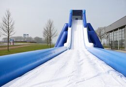 Monsterslide opblaasbaar 11meter hoog en 53 meter lang met een dubbele trap kopen. Bestel opblaasbare glijbanen nu online bij JB Inflatables Nederland