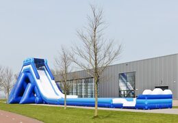 Monsterslide 11meter hoog en 53 meter lang met een dubbele trap en brede glijbaan kopen. Bestel opblaasbare glijbanen nu online bij JB Inflatables Nederland