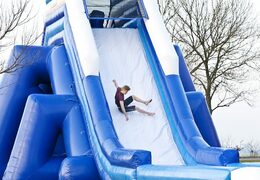 Monsterslide 11meter hoog en 54meter lang met een dubbele trap en brede glijbaan kopen. Bestel opblaasbare glijbanen nu online bij JB Inflatables Nederland