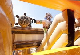 Spectaculaire opblaasbare glijbaan in een opvallende piratenschip vorm met coole 3D-objecten en fullcolour prints bestellen voor kinderen. Koop opblaasbare glijbanen nu online bij JB Inflatables Nederland