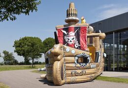 Haal uw opblaasbare piratenschip glijbaan in een opvallende vorm met coole 3D-objecten en fullcolour prints voor kinderen nu online. Bestel opblaasbare glijbanen bij JB Inflatables Nederland