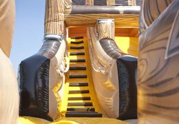 Perfecte opblaasbare glijbaan in een opvallende piratenschip vorm met coole 3D-objecten en fullcolour prints voor kids kopen. Bestel opblaasbare glijbanen nu online bij JB Inflatables Nederland