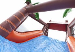 Unieke 17 meter brede hindernisbaan in jungle thema met 7 spelelementen en kleurrijke objecten bestellen voor kids. Koop opblaasbare stormbanen nu online bij JB Inflatables Nederland