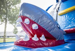 Opblaasbare 8m haai hindernisbaan met 3D-objecten kopen voor kinderen. Bestel opblaasbare stormbanen nu online bij JB Inflatables Nederland
