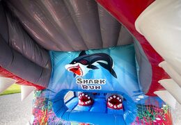 Koop opblaasbare 8 meter stormbaan met 3D-objecten in thema haai voor kids. Bestel opblaasbare stormbanen nu online bij JB Inflatables Nederland