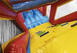 Unieke 17 meter brede hindernisbaan in rollercoaster thema met 7 spelelementen en kleurrijke objecten bestellen voor kids. Koop opblaasbare stormbanen nu online bij JB Inflatables Nederland