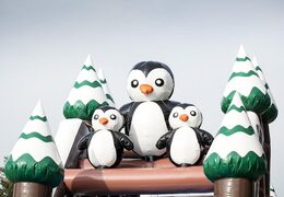 Winter themed opblaasbare stormbaan met 7 spelelementen en kleurrijke objecten nu voor kinderen kopen. Bestel opblaasbare stormbanen nu online bij JB Inflatables Nederland