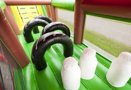 Opblaasbare unieke 17 meter brede stormbaan in boerderij thema met 7 spelelementen en kleurrijke objecten kopen voor kinderen. Bestel opblaasbare stormbanen nu online bij JB Inflatables Nederland