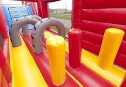 Brandweer themed opblaasbare stormbaan met 7 spelelementen en kleurrijke objecten nu voor kinderen kopen. Bestel opblaasbare stormbanen nu online bij JB Inflatables Nederland