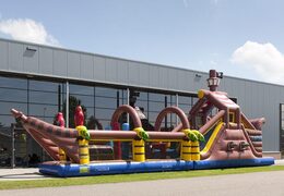 17 meter brede opblaasbare stormbaan in thema piraat met 7 spelelementen en kleurrijke objecten voor kids kopen. Bestel opblaasbare stormbanen nu online bij JB Inflatables Nederland