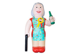 Sarah pop met fles wijn en stok in haar handen kopen als blikvanger voor verjaardagen