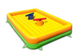 Gladiator spelen tegen elkaar op springkussen