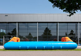 Koop blauw oranje opblaasbare tafelvoetbal met unieke boardingschuifsysteem voor kinderen. Bestel opblaasbare tafelvoetbal nu online bij JB Inflatables Nederland