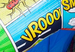Opvallend Comic thema luchtkussen A-frame springkussen te koop bij JB Inflatables
