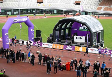 Overzichtsfoto van 538 ochtendrun 2024 met finishboog en opblaasbare stage