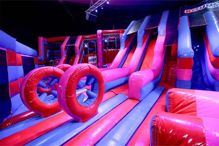 Opblaasbaar springpark Bounce Valley Eindhoven roze en blauw online bij JB