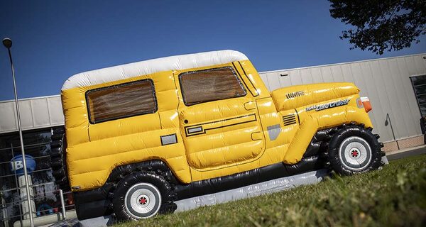 Gepersonaliseerde Toyota Land Cruiser Autobedrijf van der Linde springkussen in eigen huisstijl laten maken bij JB Promotions Nederland. Bestel nu online promotionele springkussens in alle soorten en maten