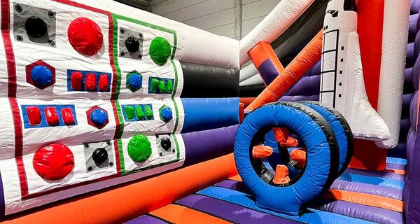 Opblaasbaar springpark Cosmic Park Calais Frankrijk