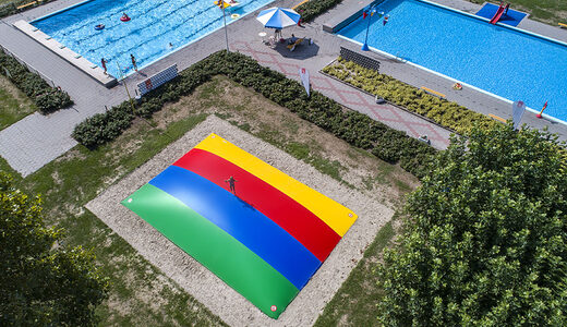 Maatwerk regenboog airmountain opblaasbaar voor kinderen bestellen bij JB Inflatables Nederland. Vraag nu gratis ontwerp aan voor opblaasbare springbergen in eigen huisstijl