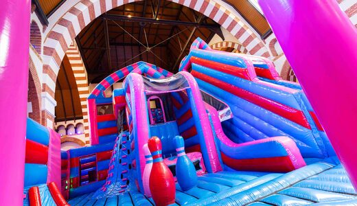 van kerk naar springkussen