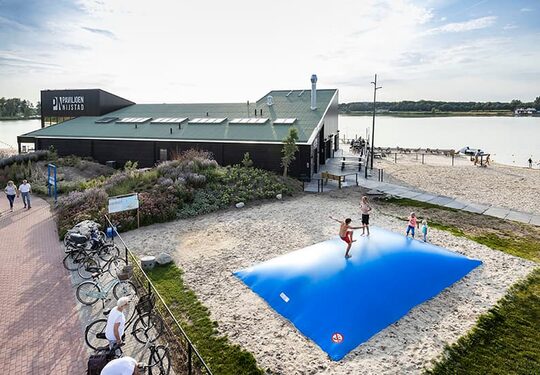 Opblaasbare blauwe Airmountain op maat gemaakt bij JB Inflatables Nederland; specialist in opblaasbare reclame artikelen zoals maatwerk springbergen 