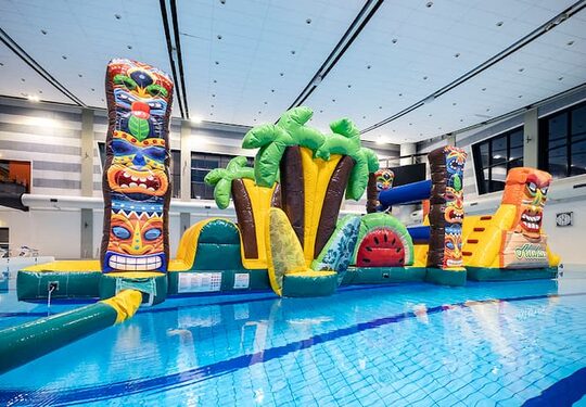 Opblaasbare waterstormbaan te huur in thema tiki aloha voor kids