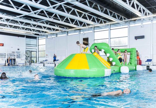Waterspelen in de vorm van stormbaan of andere attributen om te kopen en te huren voorin je zwembad